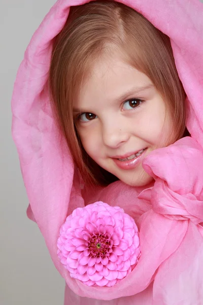 Dziewczynka gospodarstwa różowy dalie — Zdjęcie stockowe