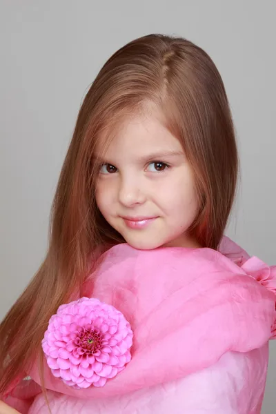 Girl holding a pink dahlias — Stock Photo, Image