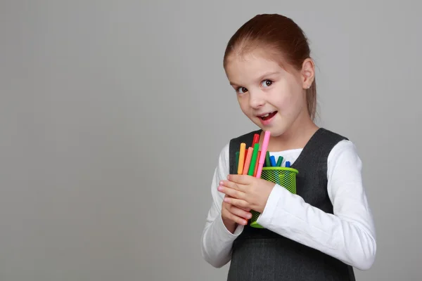 Écolière tenant des stylos pour le dessin — Photo