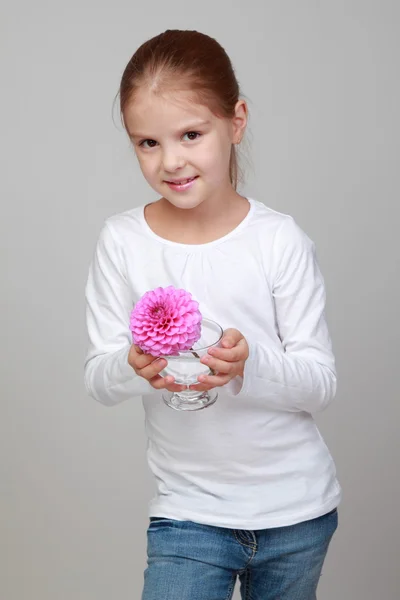 Taze çiçek tutan küçük bir kız — Stok fotoğraf