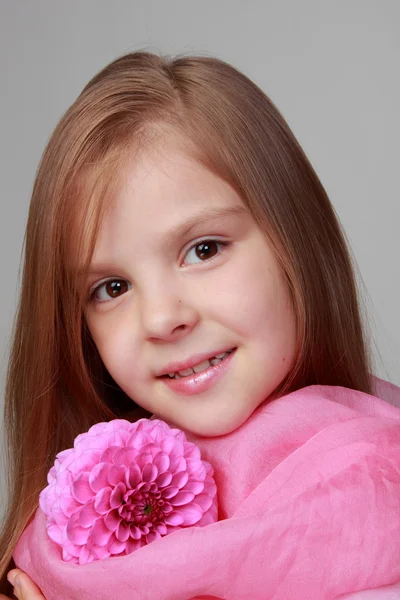 Meisje houdt van een roze Dahlia 's — Stockfoto