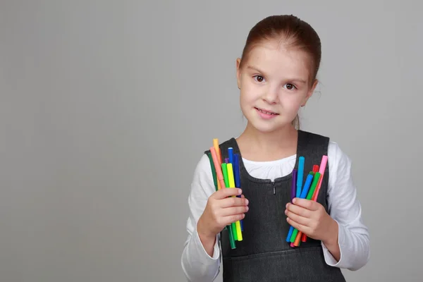 Школьница держит ручки для рисования — стоковое фото