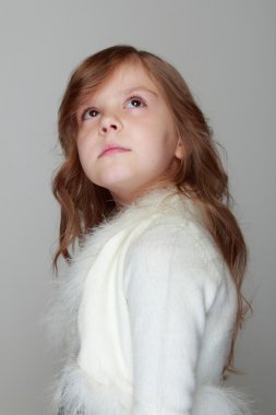 üzgün küçük bir çocuk