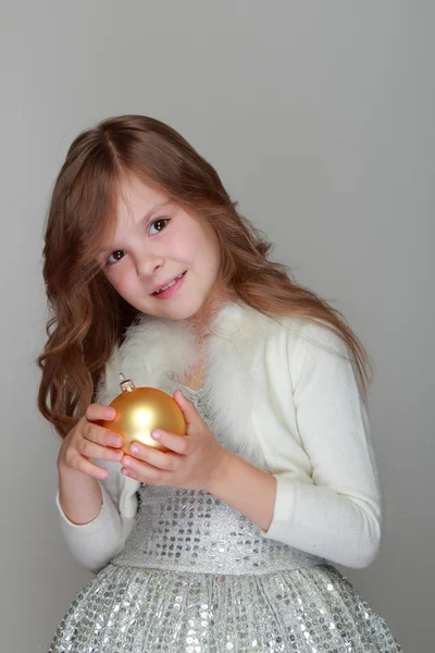 Девушка держит рождественский бал — стоковое фото