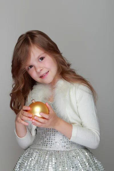 Meisje houdt van Kerstmis bal — Stockfoto