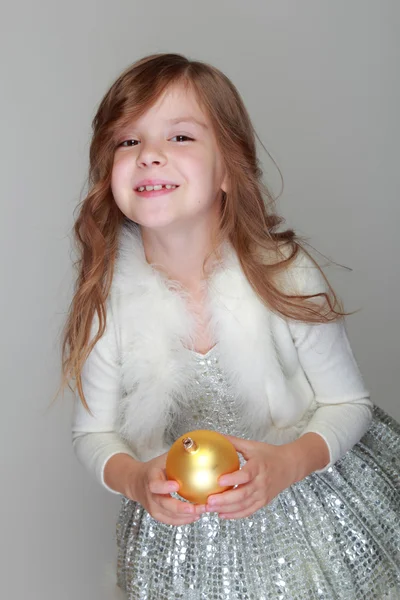 Flicka håller jul boll — Stockfoto