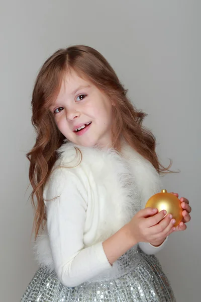 Chica sosteniendo la bola de Navidad — Foto de Stock