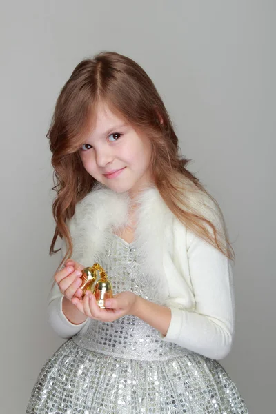 Ragazza che tiene le campane di Natale — Foto Stock