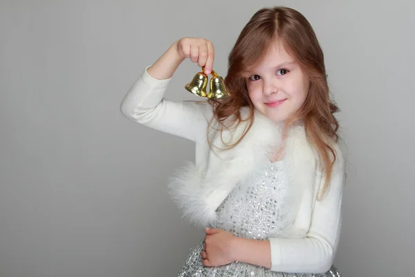 Bir Noel dekorasyonu tutan kız — Stok fotoğraf