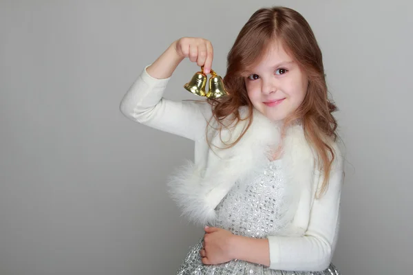 Fille tenant une décoration de Noël — Photo