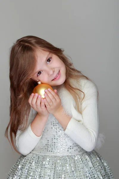Маленькая девочка с рождественскими украшениями — стоковое фото