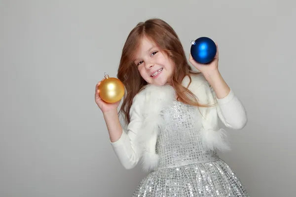 Klein meisje houden decoratie van Kerstmis — Stockfoto