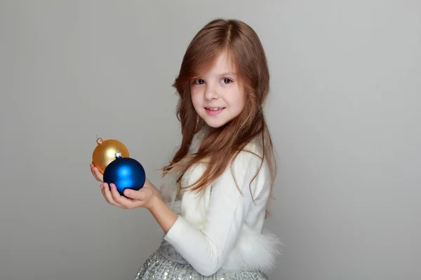 Bambina che tiene la decorazione di Natale — Foto Stock