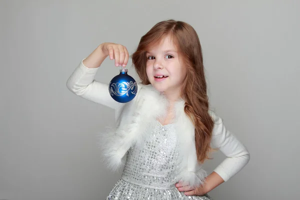 Menina segurando uma decoração de Natal — Fotografia de Stock