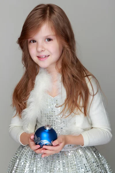 Meisje met een decoratie van Kerstmis — Stockfoto