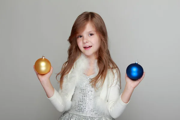 Chica sosteniendo una decoración de Navidad — Foto de Stock