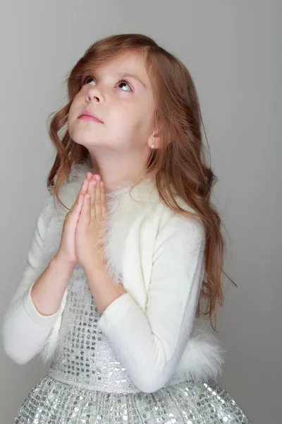 Девушка держит руки в молитве — стоковое фото