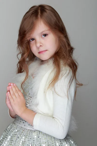 Маленькая девочка держит руки в молитве — стоковое фото