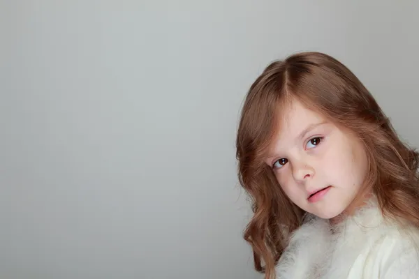 Pequeño niño triste — Foto de Stock