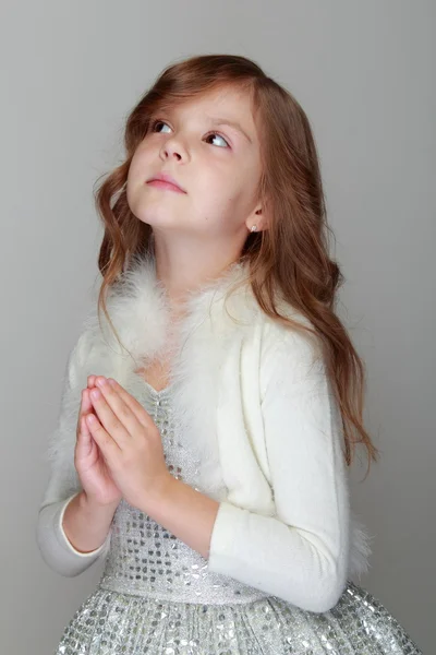 Liten flicka håller händer i bön — Stockfoto