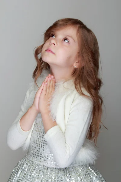 Kislány tartja a kezét az imádságban — Stock Fotó