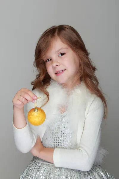 Dziewczynka gospodarstwa świątecznych dekoracji — Zdjęcie stockowe