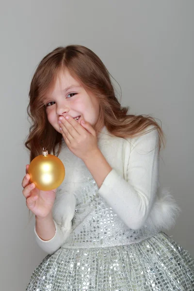Девушка с рождественским украшением — стоковое фото
