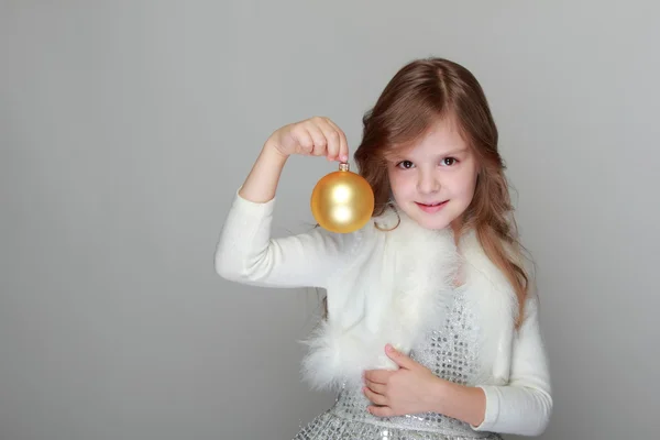 Chica sosteniendo una bola de Navidad — Foto de Stock