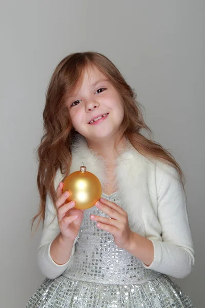 Mädchen hält Weihnachtskugel in der Hand — Stockfoto