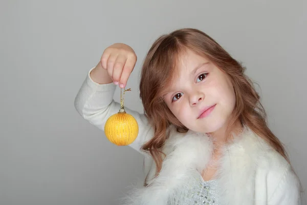 Chica sosteniendo una bola de Navidad — Foto de Stock