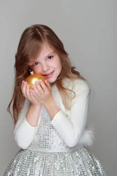 Menina segurando uma bola de Natal — Fotografia de Stock