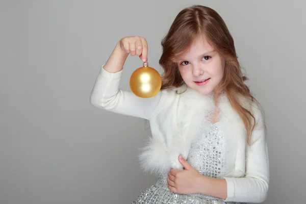 Menina segurando uma bola de Natal — Fotografia de Stock