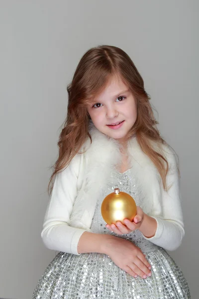 Chica sosteniendo una bola de Navidad — Foto de Stock