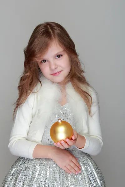 Mädchen hält Weihnachtskugel in der Hand — Stockfoto