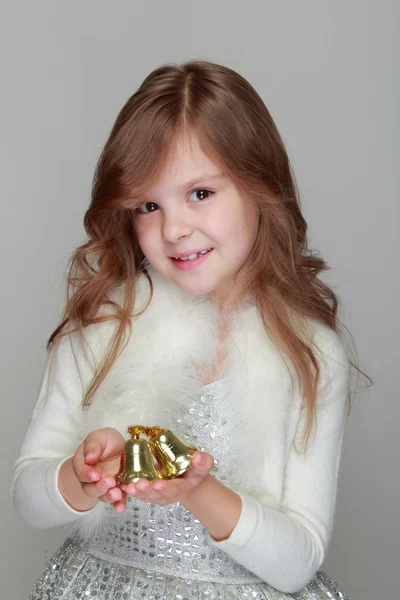 Menina segurando uma bola de Natal — Fotografia de Stock