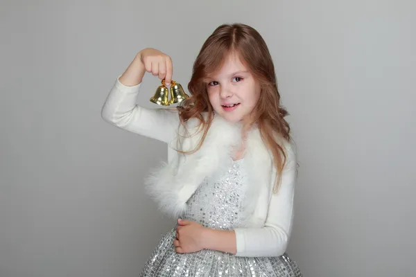 Menina segurando uma bola de Natal — Fotografia de Stock