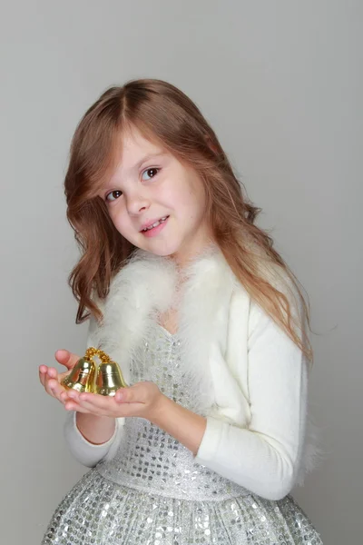 Mädchen hält Weihnachtskugel in der Hand — Stockfoto