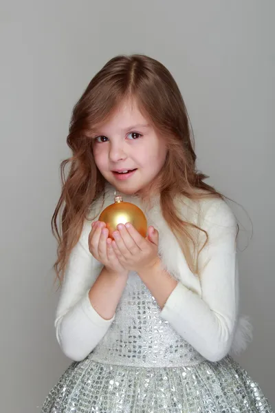 Chica sosteniendo una bola de Navidad — Foto de Stock