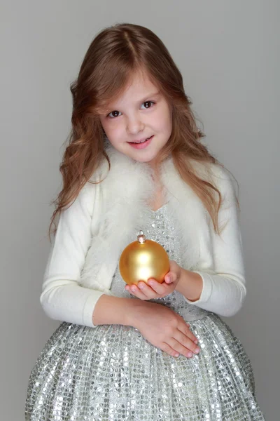 Menina segurando uma bola de Natal — Fotografia de Stock