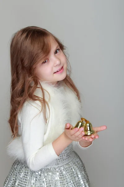 Flicka som håller en jul boll — Stockfoto