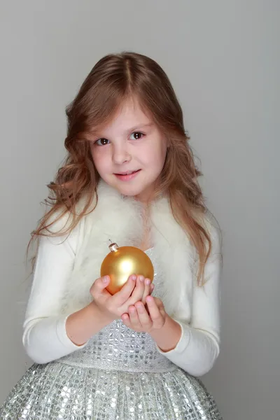 Mädchen hält Weihnachtskugel in der Hand — Stockfoto