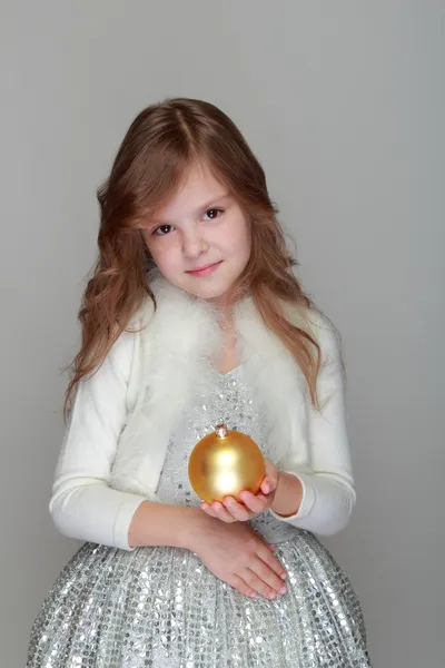 Mädchen hält Weihnachtskugel in der Hand — Stockfoto