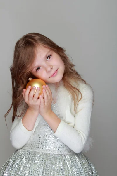 Flicka som håller en jul boll — Stockfoto