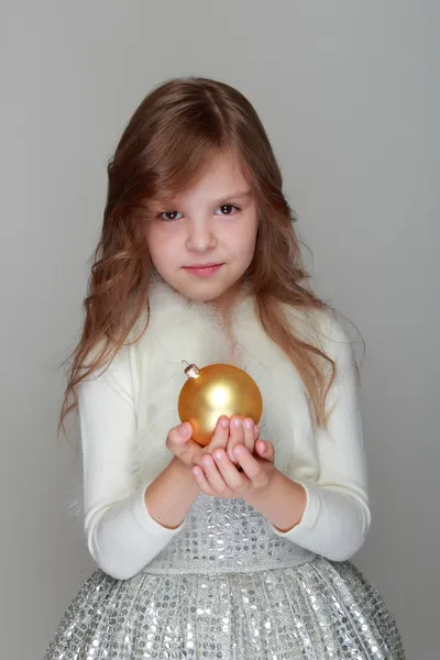 Menina segurando uma bola de Natal — Fotografia de Stock