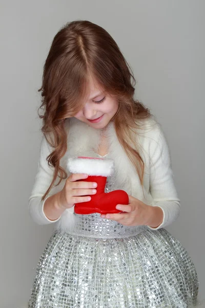 Девушка держит рождественский красный ботинок — стоковое фото