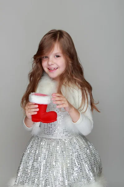 Menina segurando Natal bota vermelha — Fotografia de Stock