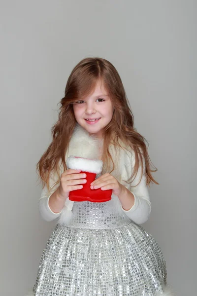 Menina segurando Natal bota vermelha — Fotografia de Stock