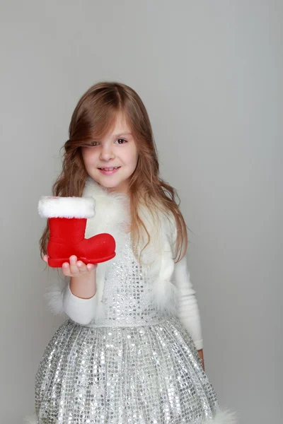 女孩举行圣诞红靴 — 图库照片