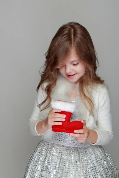 Chica sosteniendo Navidad bota roja — Foto de Stock