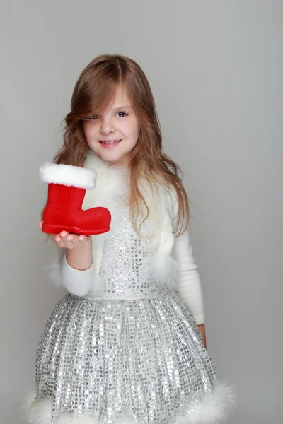 Ragazza che tiene stivale rosso di Natale — Foto Stock